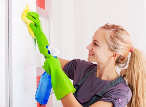 Professional carpet cleaner in SW9 working on a residential carpet